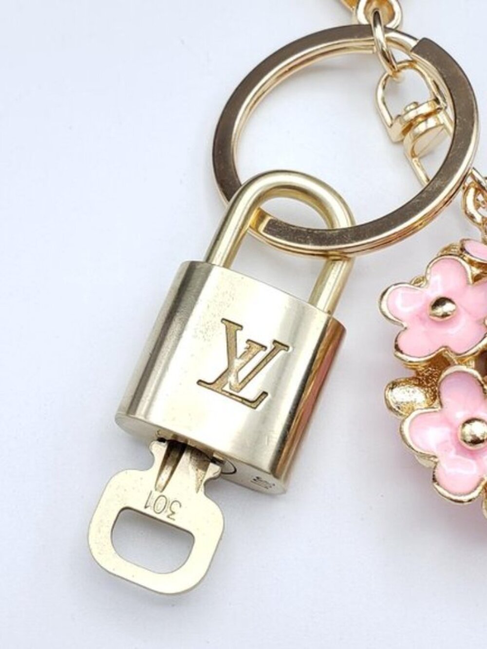 LV Authentic Gold Padlock 🔒 Key Set w/ Unbranded Flower Keychain Charm - Picture 4 of 11